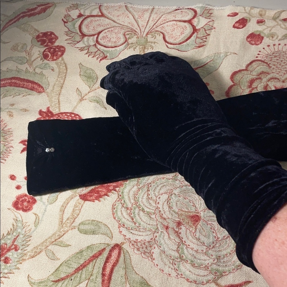 Vintage Carolina Amato 14” Black Velvet Long Stretchy Gloves Rhinestone Detail